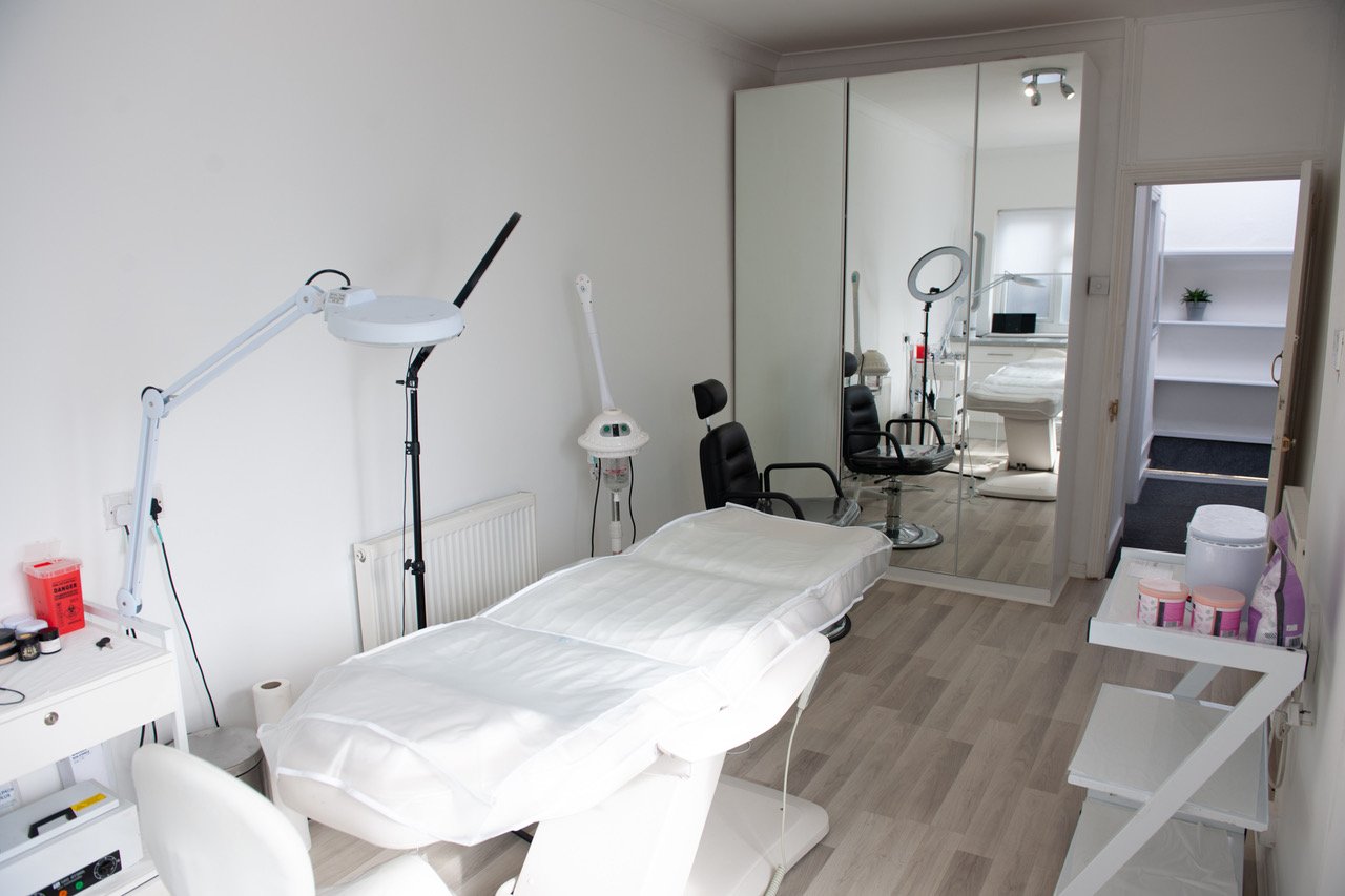 beauty room to rent in top teddington salon